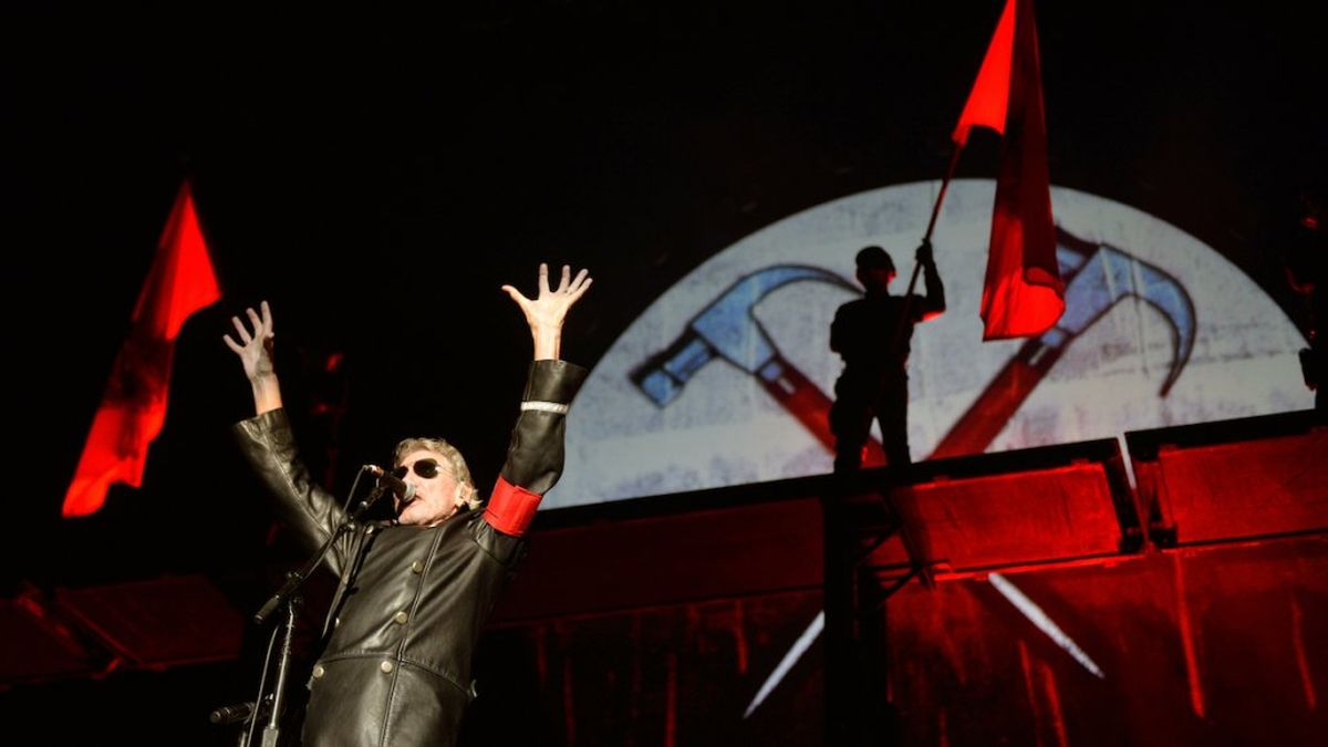 Roger Waters es investigado por haber vestido su satírico traje neonazi de The Wall en un show en Berlín. (AFP)