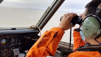 Una turista de 30 años era intensamente buscada esta tarde por aire y por mar cerca de la localidad balnearia de San Clemente de Tuyú, tras haber desaparecido el sábado mientras practicaba kitesurf. (Foto: Telam) Una turista de 30 años era intensamente buscada esta tarde por aire y por mar cerca de la localidad balnearia de San Clemente de Tuyú, tras haber desaparecido el sábado mientras practicaba kitesurf. (Foto: Telam)