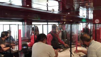 Casinos abiertos, escuelas cerradas: los grandes volvieron a jugar con protocolos