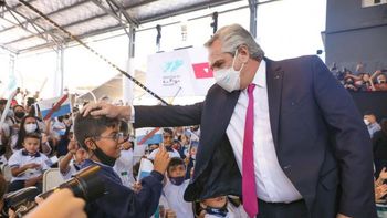 En el acto de inicio de clases en La Rioja, un alumno le cuestionó a Alberto Fernández por qué rompió la cuarentena