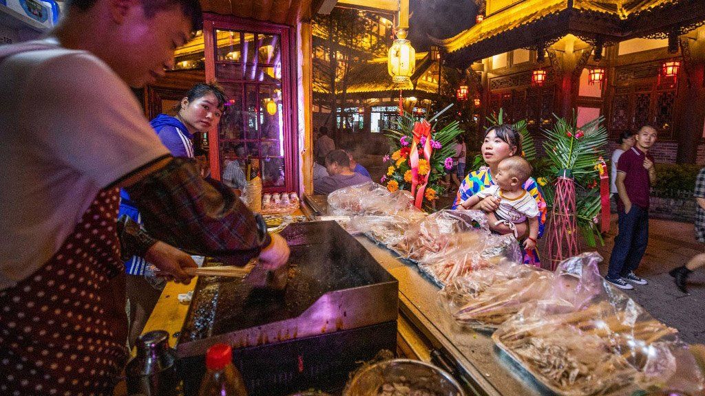 China asegura haber encontrado el COVID-19 en envíos de pollo desde Brasil y langostinos de Ecuador