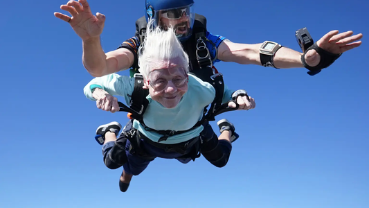 Se tiró por paracaídas a los 103 años, el resultado asombró a todos pero la tristeza no tardó en llegar