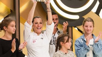 Mica Viciconte, ganadora de MasterChef Celebrity 3 junto a Fabián Cubero y sus tres hijas.