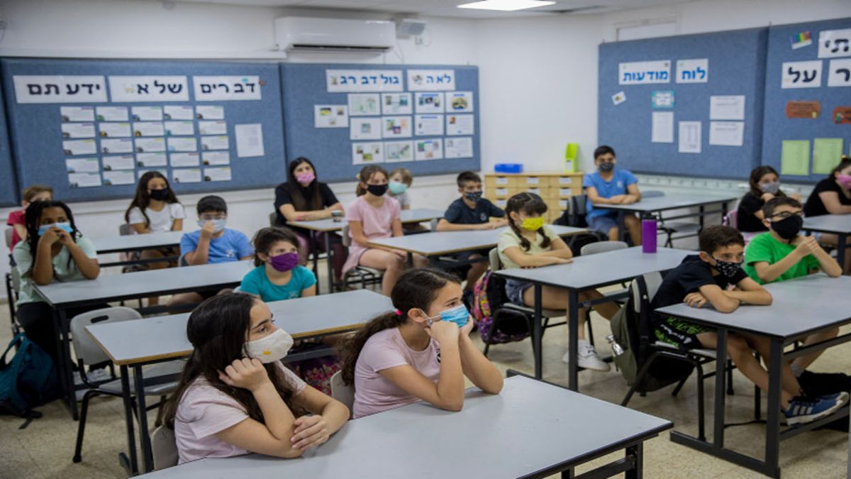 La aulas sin barbijos, solo fue una buena noticia que duró 15 días. (Foto: AP)