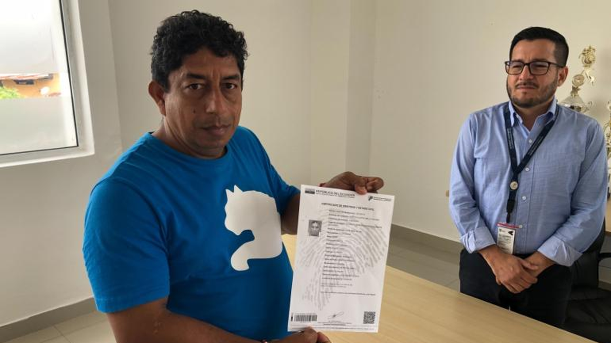  Gilberto Barbera Montoya mostrando que su madre aún estaba viva (Foto: Gentileza El Universo)