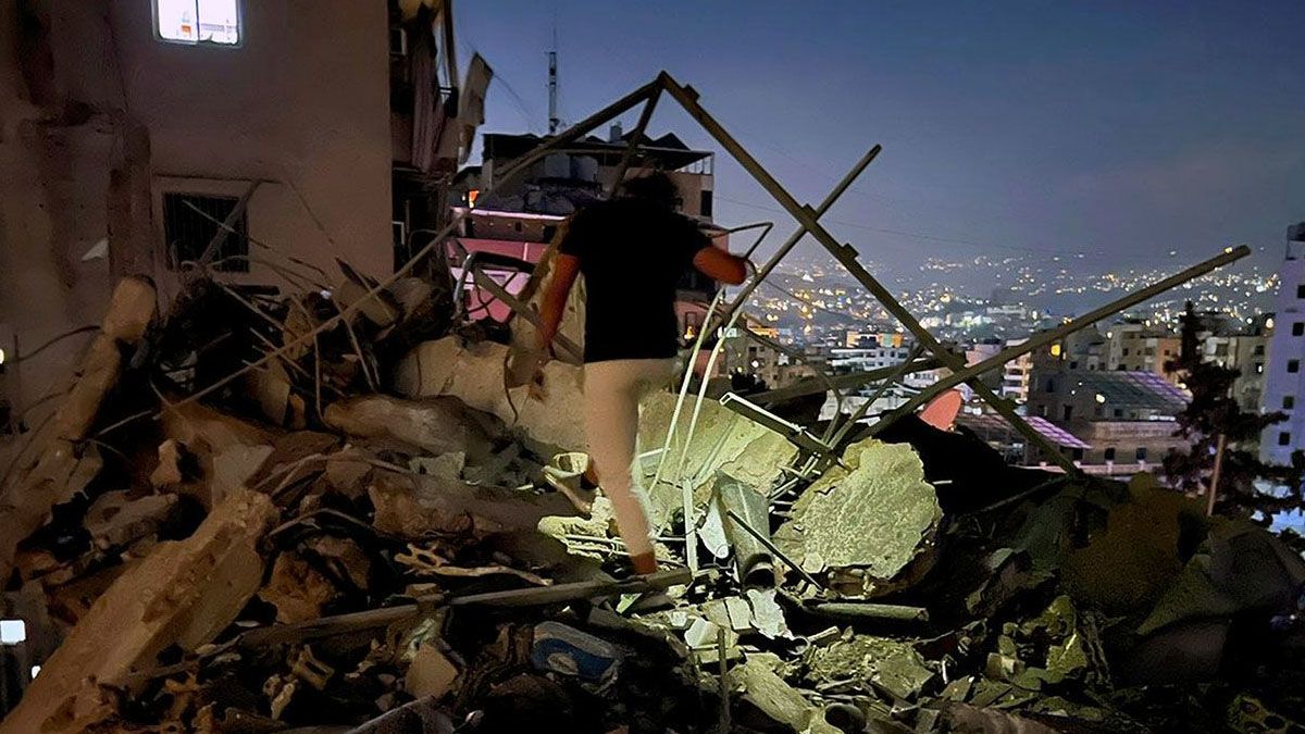Un libanés camina entre los restos de los edificios que provcaron los ataques de Israel en Beirut. (Foto: Gentileza Atalayar)