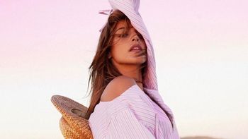 Calu Rivero practica yoga con transparencias