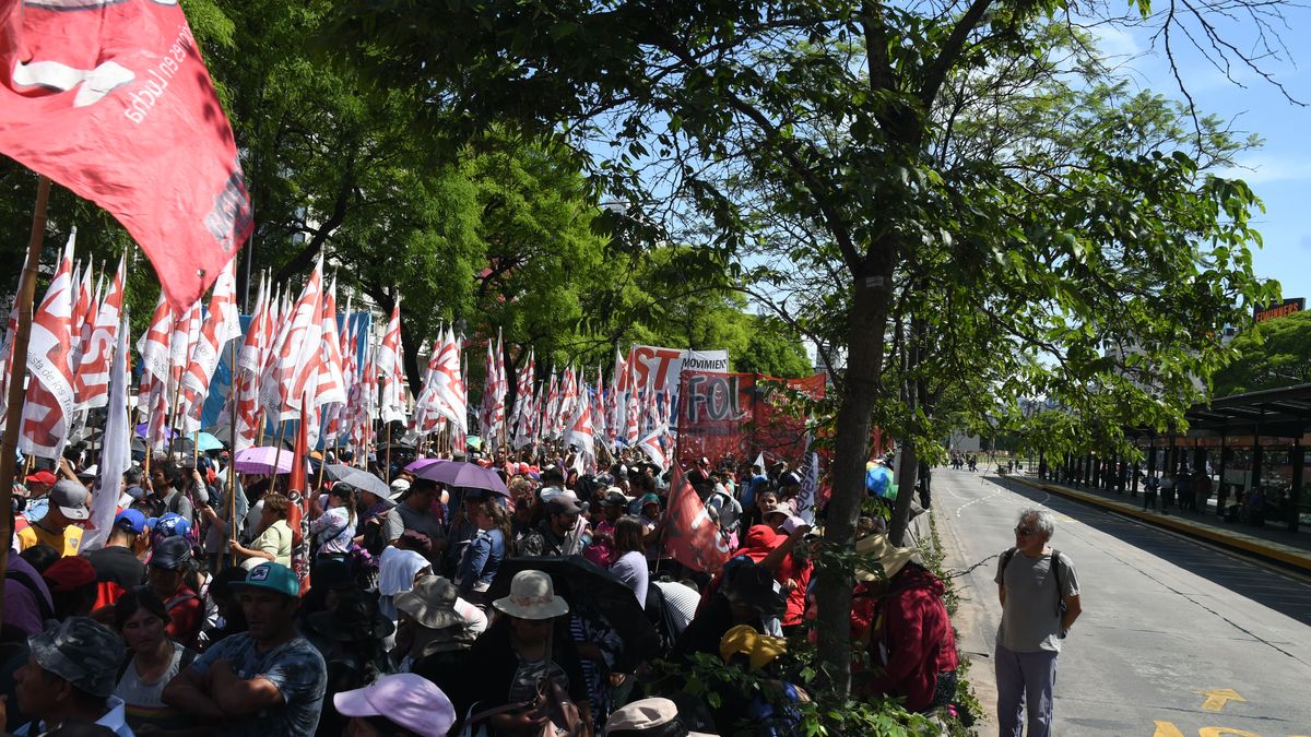 Corte en la 9 de Julio: manifestantes marchan en el centro porteño y podrían realizar un acampe (Foto: telam)