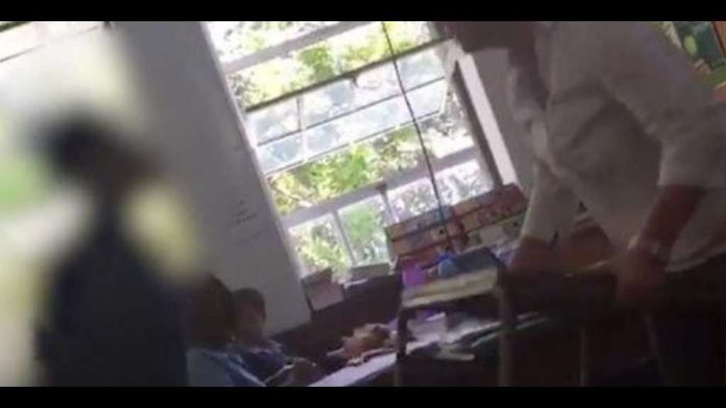 Una maestra le dio una trompada a una alumna por usar el celular en clase