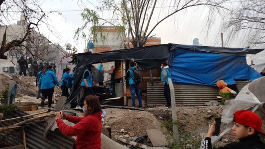 El dramático pedido de una niña tras el desalojo en el Barrio 31: Rompieron el único inodoro que teníamos