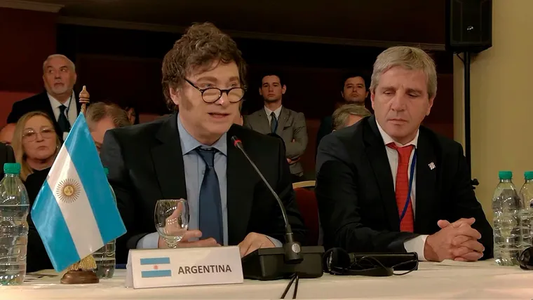 Milei y Caputo vuelven a defender el plan económico ante empresarios en el Congreso del IAEF