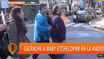 Furia e insultos en un escrache a Baby Etchecopar