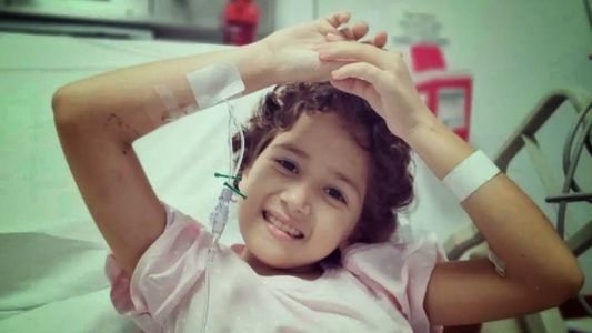 Emily, la nena que pelea contra la leucemia y sueña con salvar su vida en Singapur: Bajar los brazos ahora no es una opción