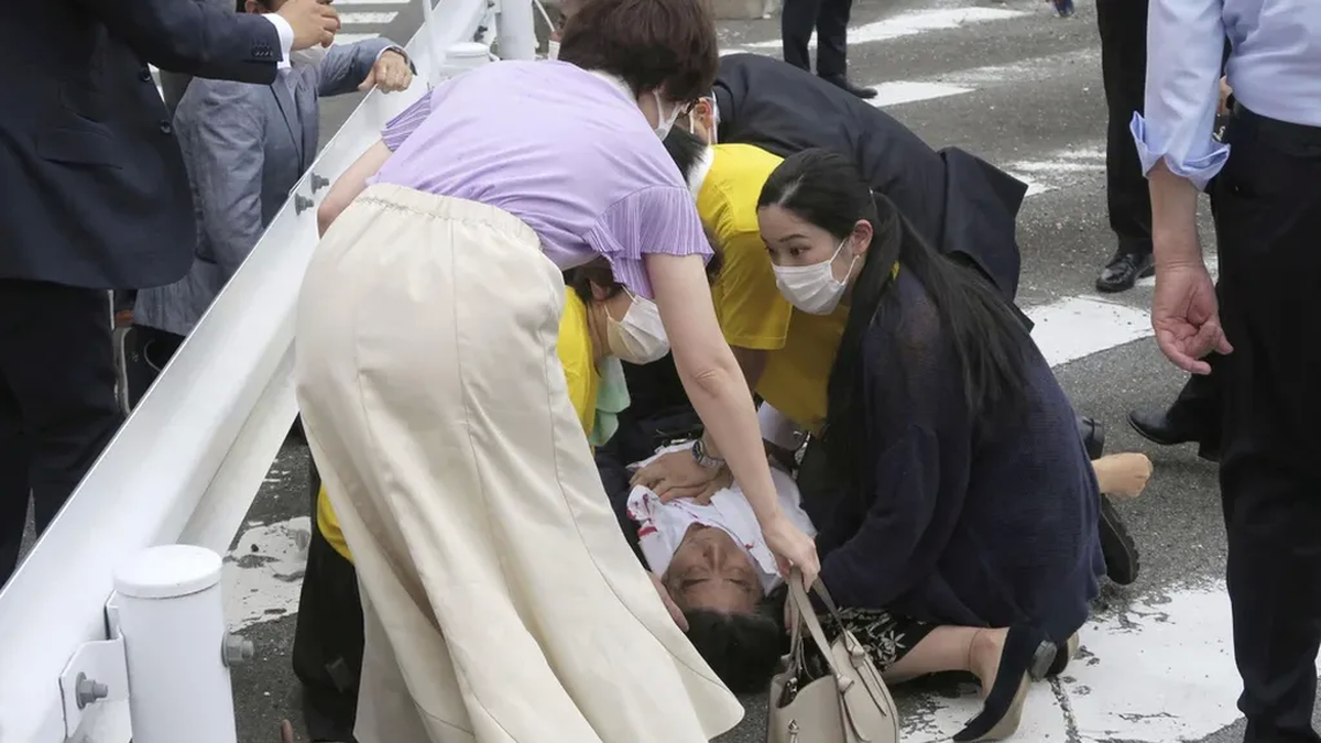 Se difundió un video del momento en el que fue asesinado el ex primer ministro japonés Shinzo Abe durante un discurso de campaña en la ciudad de Nara (Foto: AP).