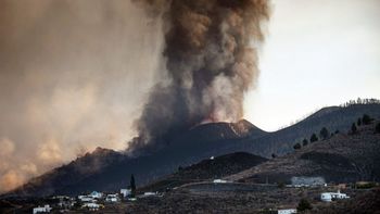 Las autoridades reabrieron el aeropuerto de La Palma, que había sido cubierto por las cenizas del volcán en erupción. Las autoridades reabrieron el aeropuerto de La Palma, que había sido cubierto por las cenizas del volcán en erupción.