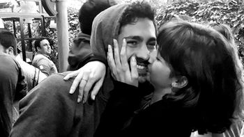 El Chino Darín se baña y su novia le saca fotos