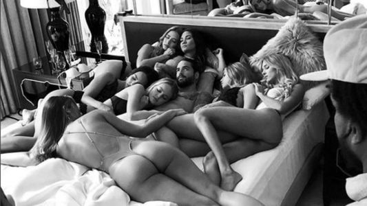 Polémica por una foto de Maluma rodeado de mujeres en una cama