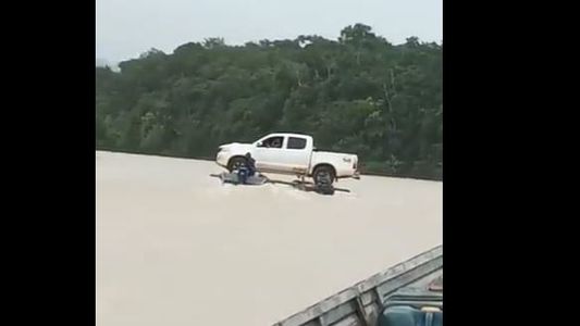 La 4x4 flotante: el increíble video que expone el contrabando en la frontera argentina