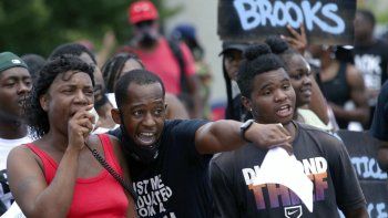 Aumenta la tensión en EE.UU. tras el asesinato de otro afroamericano a manos de policías en Atlanta