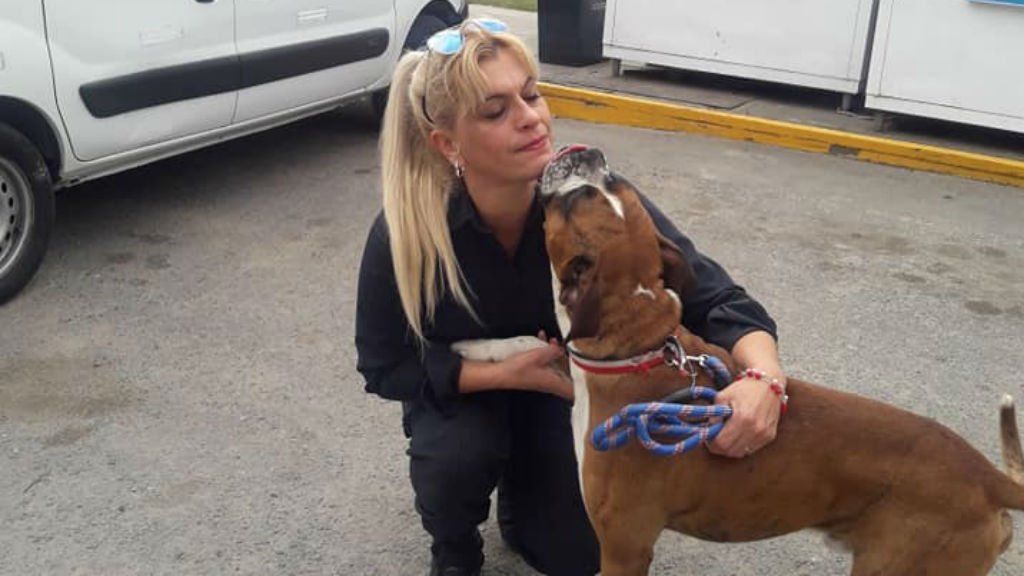 Maltrato animal: una mujer policía retó a una vecina por la forma en que descuidaba a su mascota: No le hagas la vida de mierda a tus perros