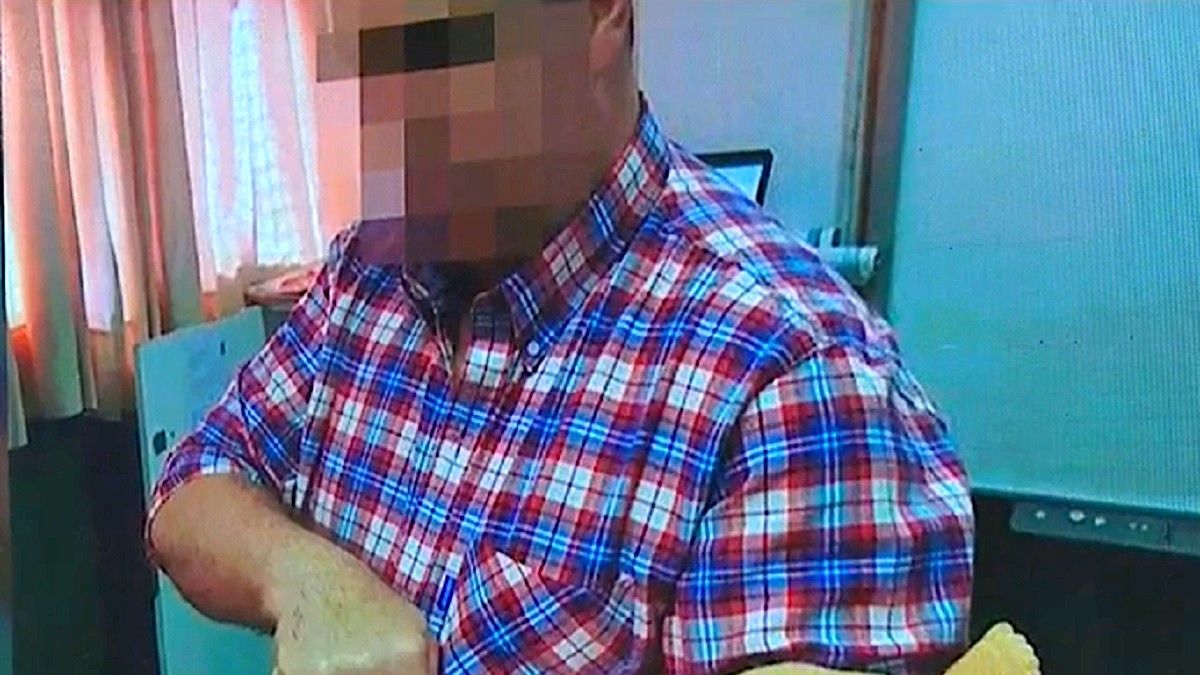 El hombre es un sexoagenario que trabajaba en la Cruz Roja. Foto: captura de video.&nbsp;