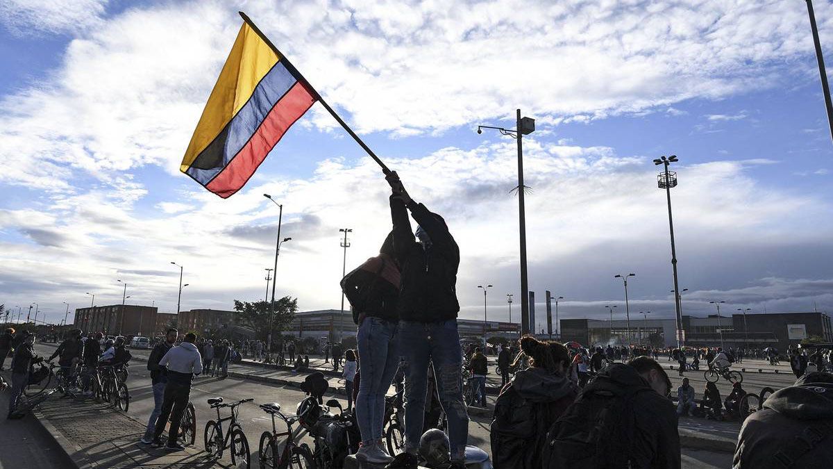 Los futbolistas profesionales colombianos se solidarizan con el pueblo y piden suspender los torneos locales.
