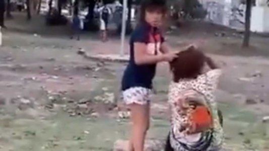 Una niña de 10 años agredió a golpes a su mamá en una plaza y debieron intervenir los vecinos
