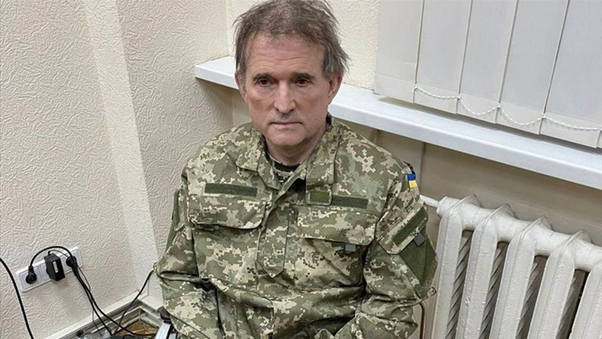 Volodímir Zelenski publicó en las redes sociales una foto de Medvedchuk sentado