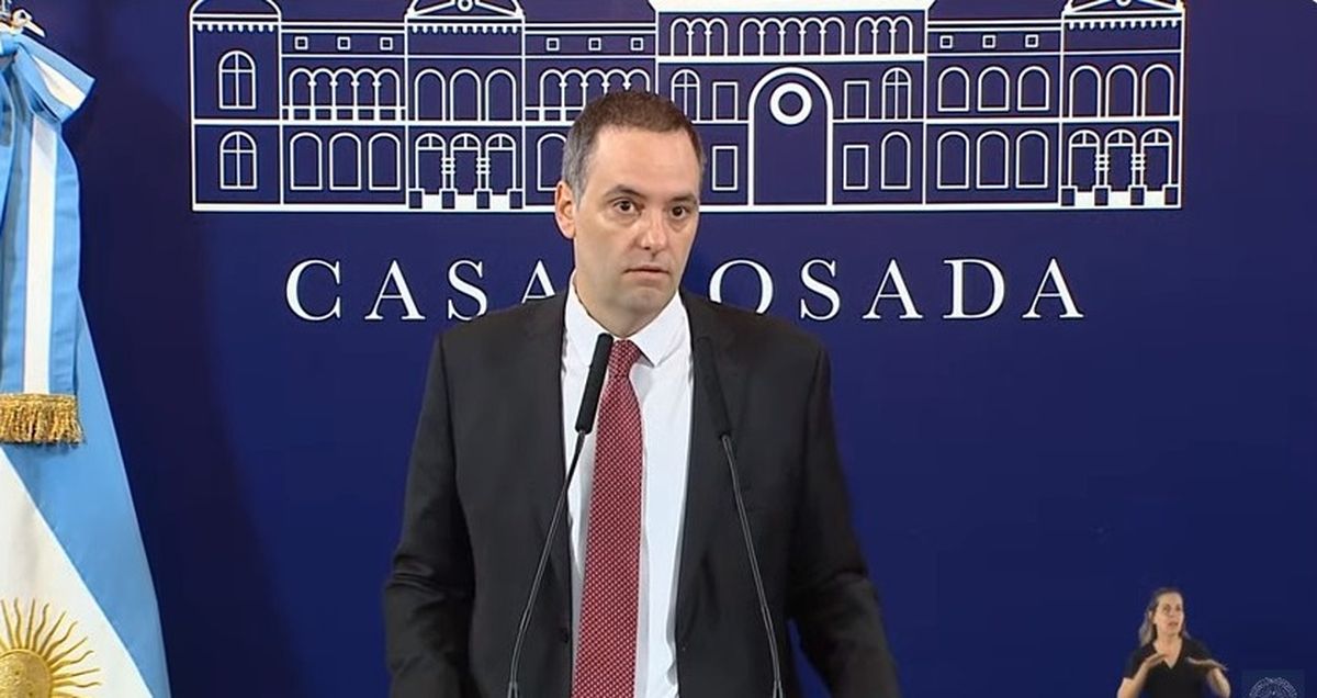 El vocero presidencial, Manuel Adorni encabezó la tercera conferencia de prensa ante los medios desde la asunción del Gobierno de Milei (Foto: captura YouTube Casa Rosada).