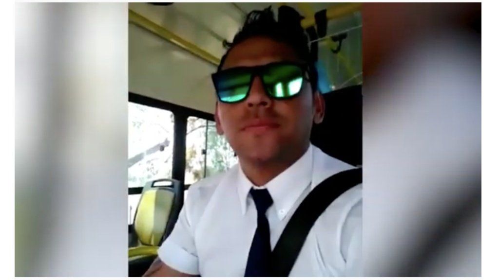 “Yenicienta”: se olvidó los zapatos en el colectivo y ahora es viral