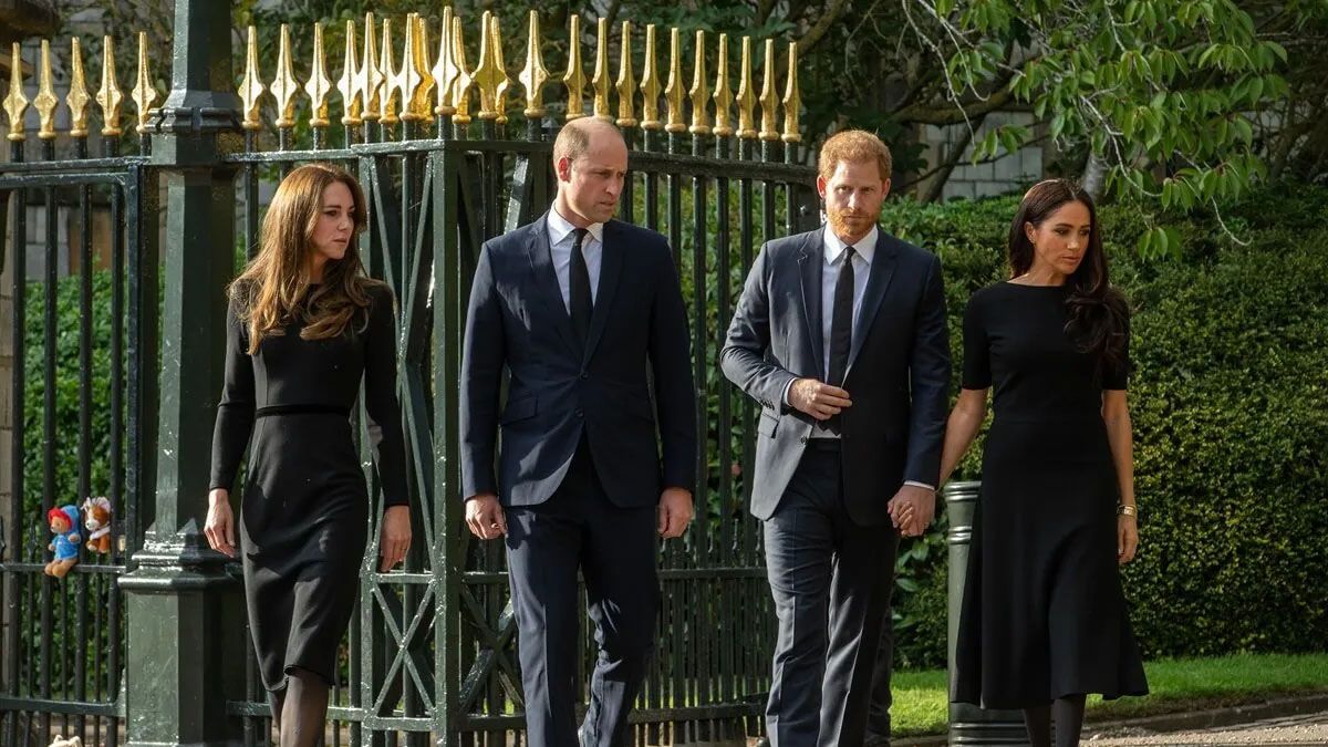 La última vez juntos los cuatro. En el funeral de la reina Isable II. Kate y Meghan en cada punta, sin hablarse. (Foto: Gentileza The Sun)