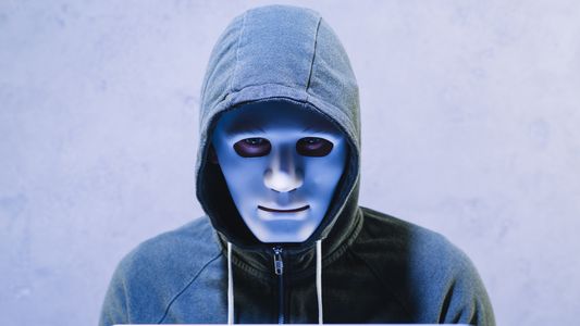 Anónimos digitales: quiénes son y por qué esta tendencia global impulsa a las criptomonedas