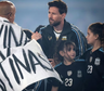 ¿Nueva sanción? La escandalosa reacción inglesa a la bandera argentina de Malvinas en la despedida de Messi
