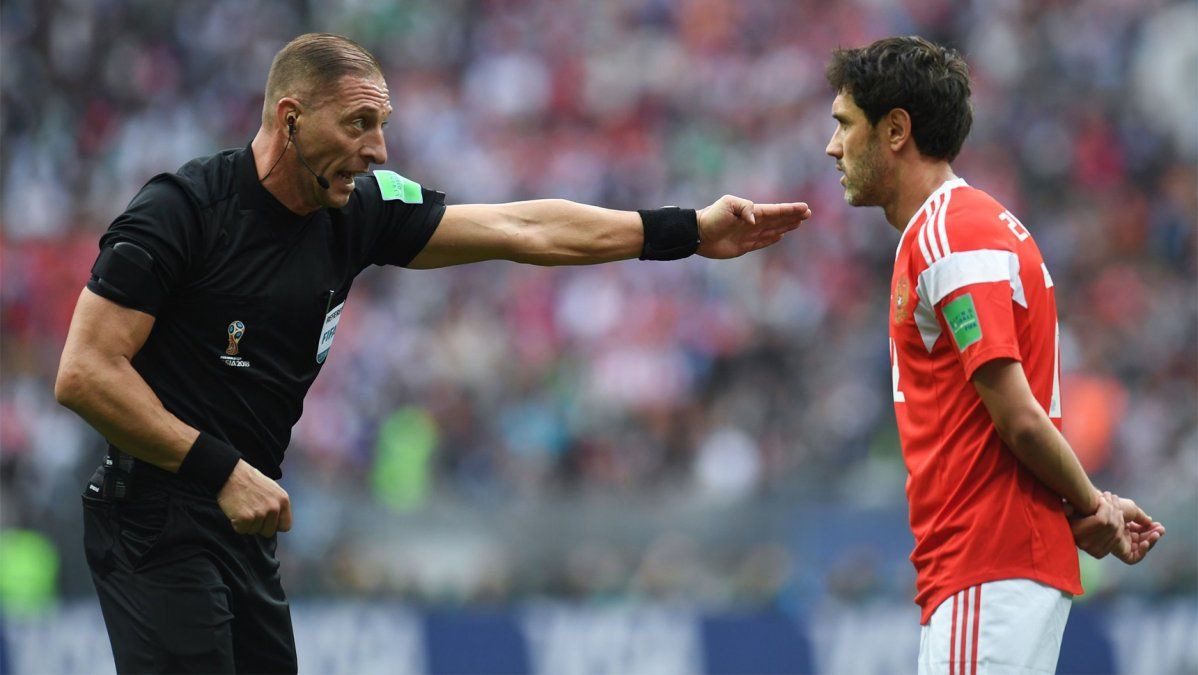 La primera polémica del Mundial: ¿acertó Pitana o fue penal para Rusia?
