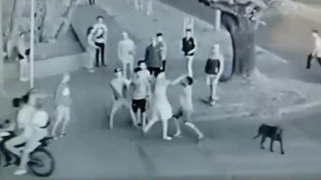 Video: una patota noqueó a un joven a la salida de un boliche en Santiago del Estero