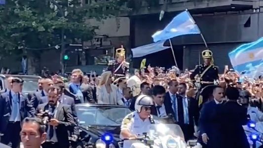 Javier Milei, en el descapotable: el momento exacto donde un botellazo pudo generar una tragedia