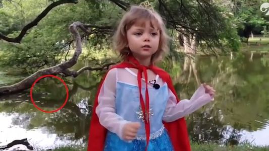 Dallys Ferreira grababa a su hija cantando... ¡Y apareció un cocodrilo en el agua!