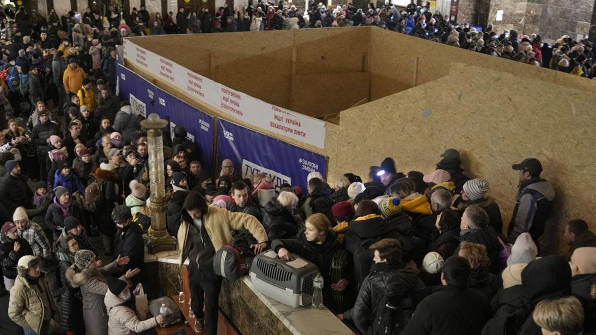 Centros de refugiados en Kiev, tras los ataques masivos de Rusia desde el lunes (Foto: AP)