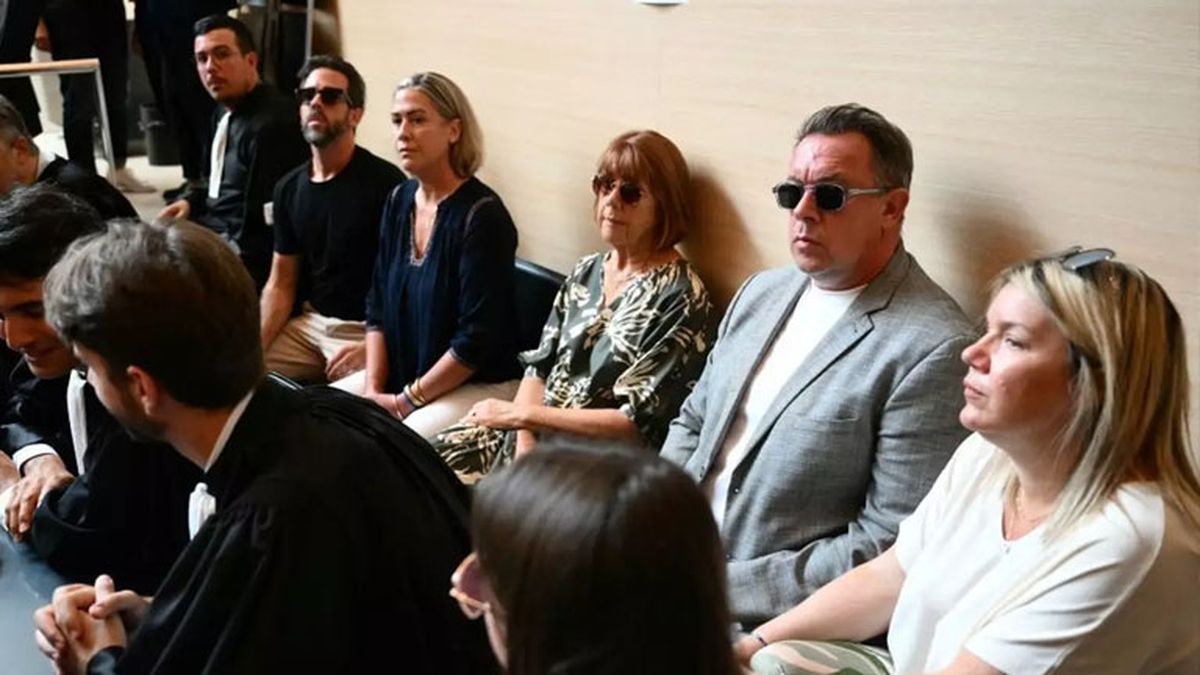 Gis&eacute;le Pelicot, en la audiencia, acompa&ntilde;ada por sus tres hijos. (foto: Captura de TV)