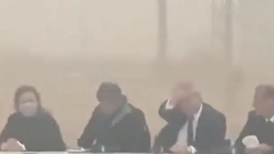 La furiosa ráfaga de viento y tierra que casi se lleva a Alberto Fernández