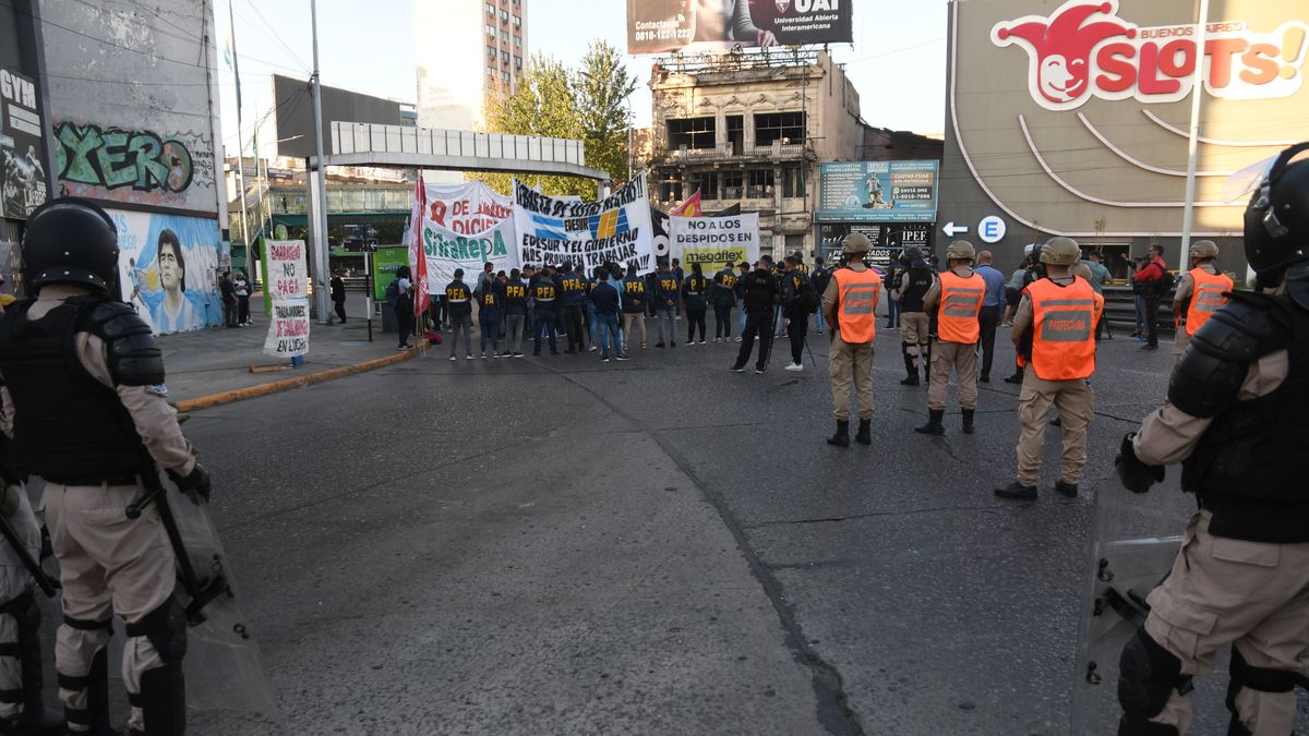 Corte en Puente Pueyrredón: tránsito interrumpido por trabajadores de Garbarino y organizaciones de izquierda (Foto:Telam)