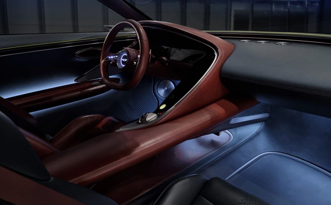 El Genesis X Concept cuenta con un tablero que crea la sensación de que está envolviendo a los pasajeros y está conectado a una consola central flotante. Además