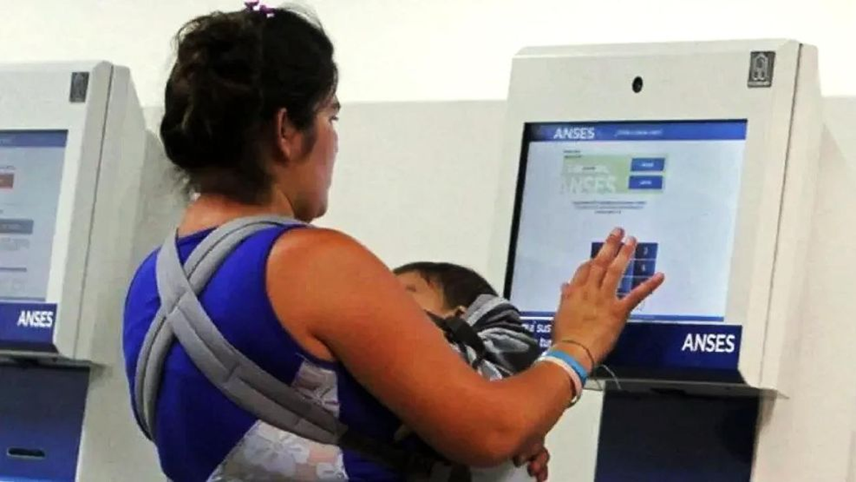 ANSES y AUH: quiénes no podrán cobrar el bono. ANSES y AUH: quiénes no podrán cobrar el bono. 