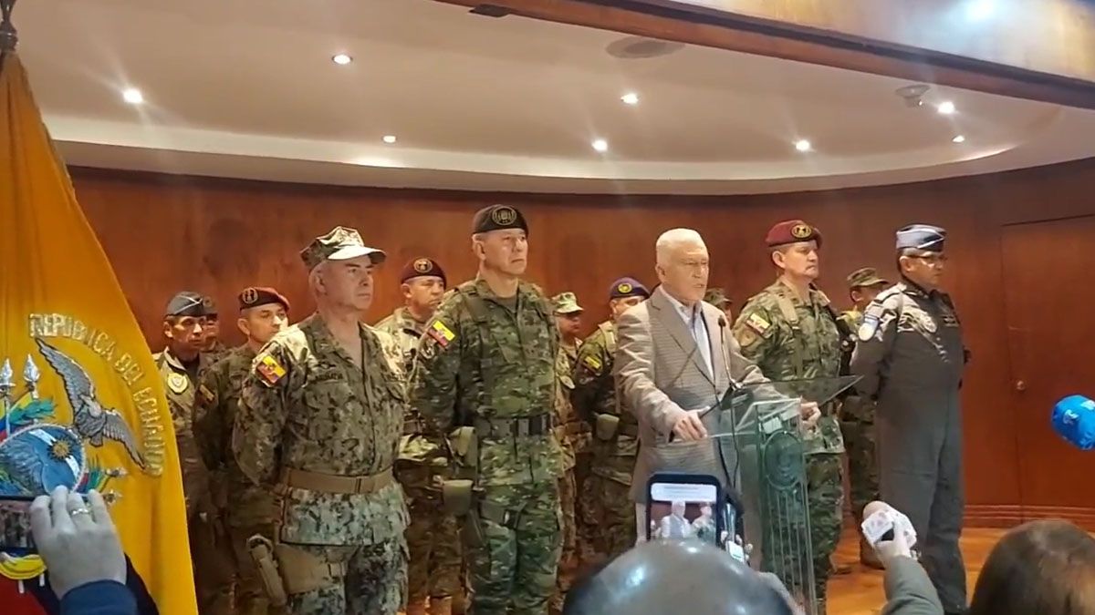 El ministro de defensa de Ecuador habló del compromiso de las FF.AA. para impedir un ataque al orden constitucional (Foto: Cuenta de Twitter del ministro Lara)
