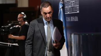 Fin de los viajes en primera clase: la medida que prepara Manuel Adorni para limitar los viáticos