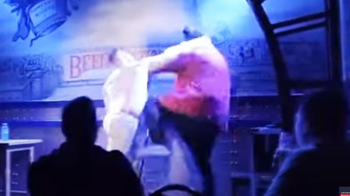 Un hombre subió al escenario para golpear a un humorista por una broma que hizo sobre su hijo (Foto: captura de TV).