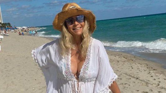 De los tribunales a la playa: a los 66 años Ana Rosenfeld en traje de baño en Miami