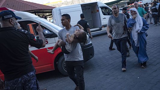 Israel planea una ofensiva terrestre e intensifica los bombardeos, mientras en Gaza no dan abasto las morgues