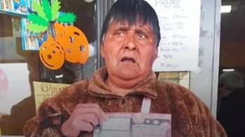 Albertina vende cartones en la calle de Telebingo, se dejó uno por un especial motivo y ganó $1.000.000