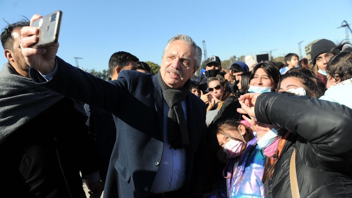 El presidente Alberto Fernández al llegar a la inauguración de Tecnópolis. (Foto: Télam)